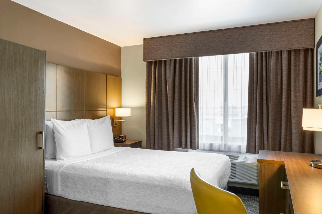 Queen Room at Best Western Brooklyn-Coney Island Inn