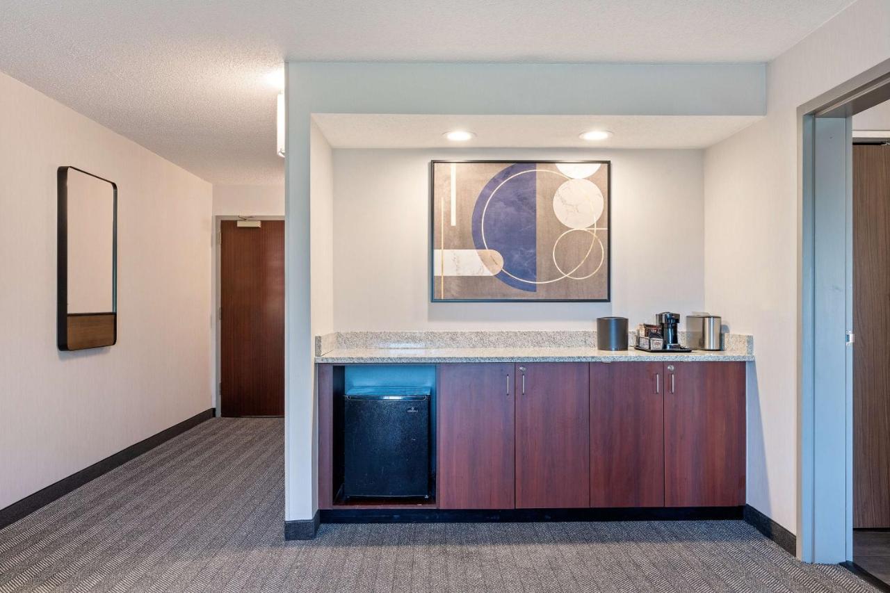 One Bedroom Suite King with Sofabed at Sonesta Select Pleasant Hill