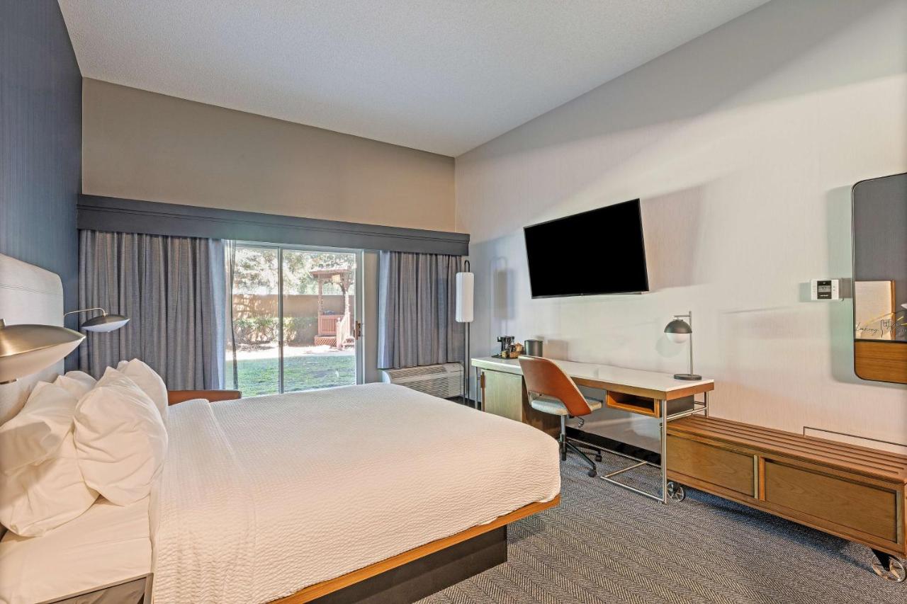 Guestroom King at Sonesta Select Pleasant Hill