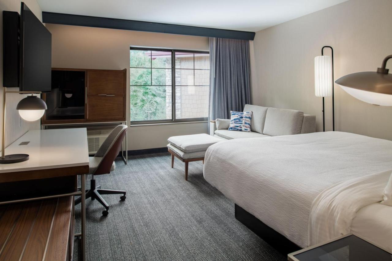 Standard King Room with Sofa Bed at Courtyard By Marriott Olympia