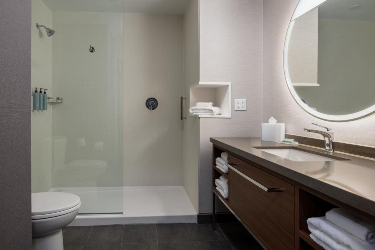 Queen Suite with Sofa Bed at Courtyard By Marriott Olympia