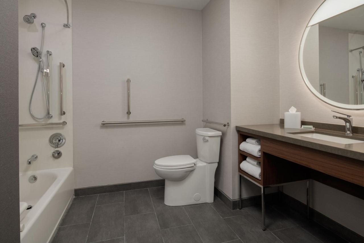 Queen Suite with Sofa Bed at Courtyard By Marriott Olympia