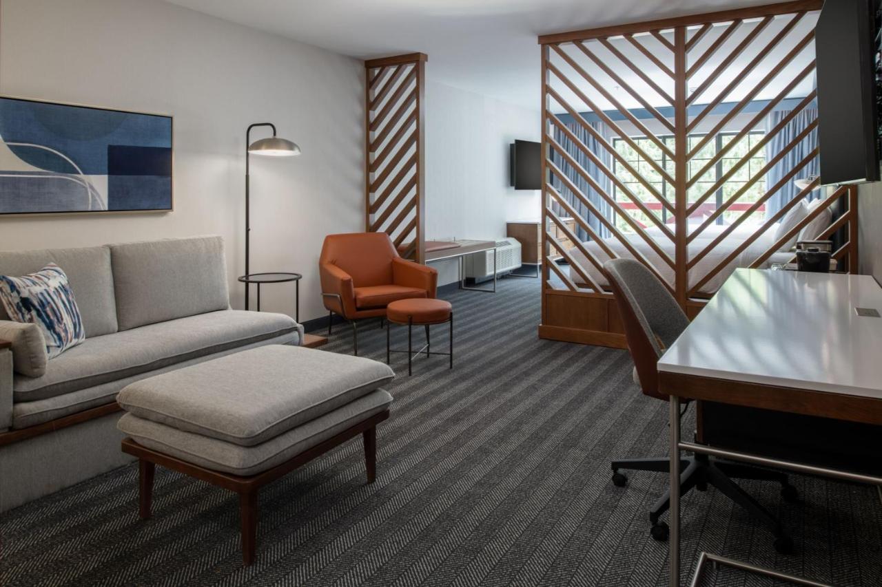 Queen Suite with Sofa Bed at Courtyard By Marriott Olympia
