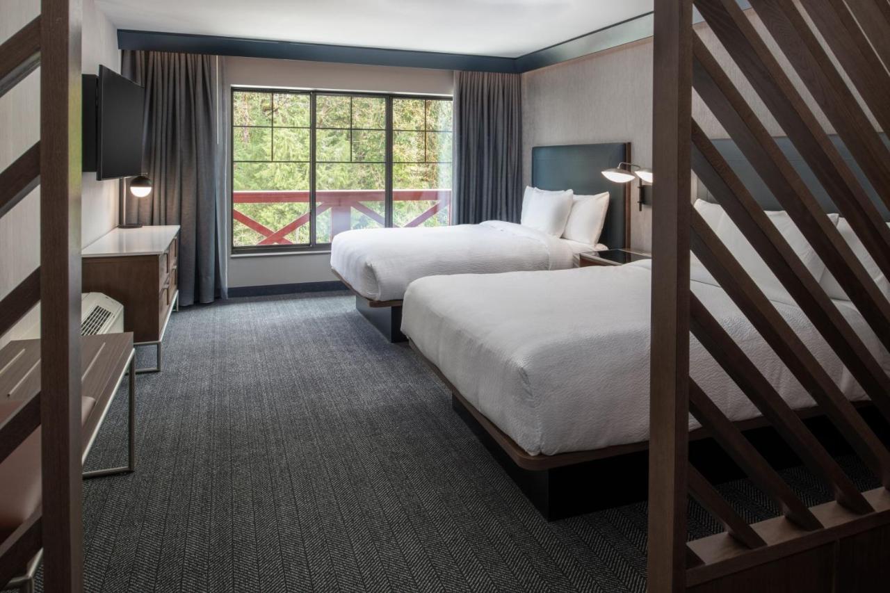 Queen Suite with Sofa Bed at Courtyard By Marriott Olympia