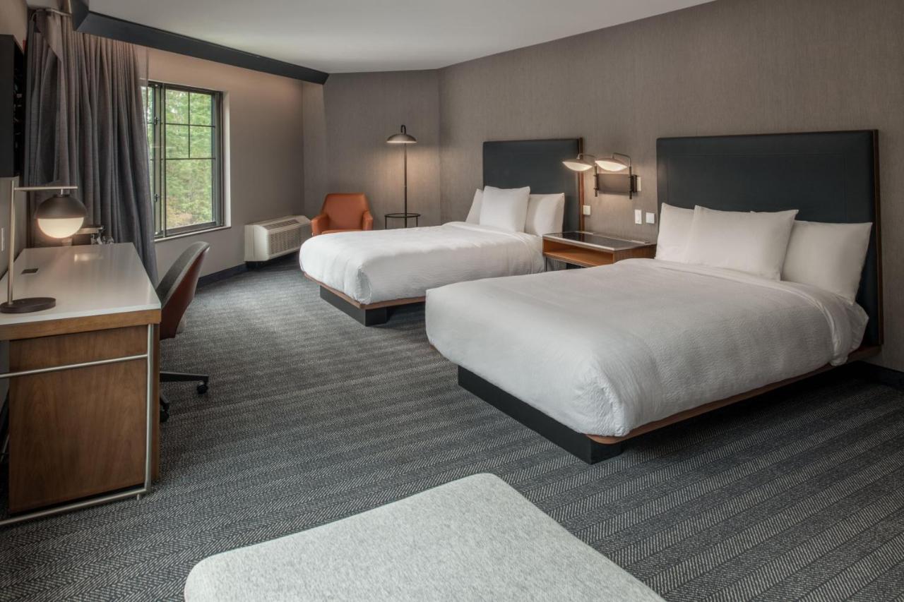Queen Suite with Sofa Bed at Courtyard By Marriott Olympia