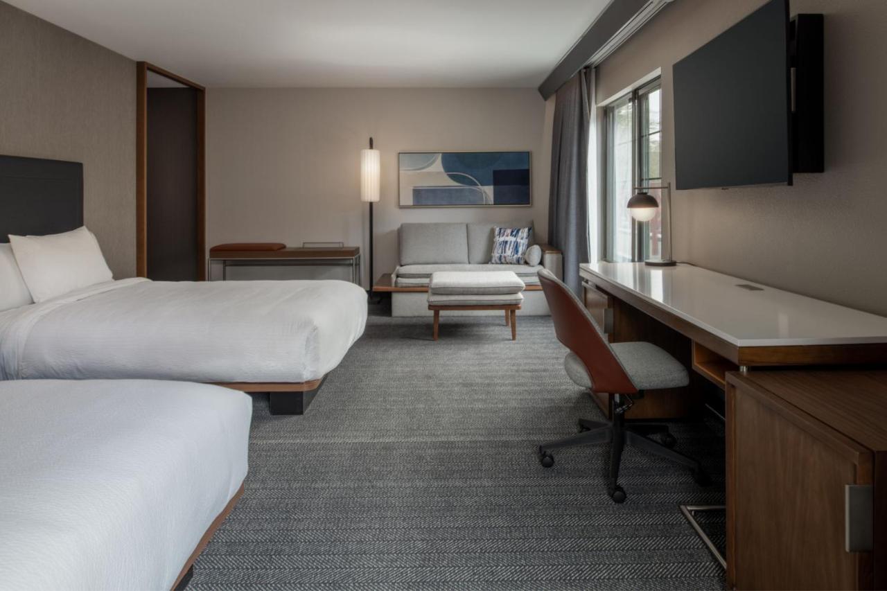 Queen Suite with Sofa Bed at Courtyard By Marriott Olympia