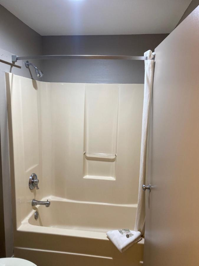 Deluxe King Room Non-Smoking at Red Roof Inn Savannah North I-95 – Port Wentworth
