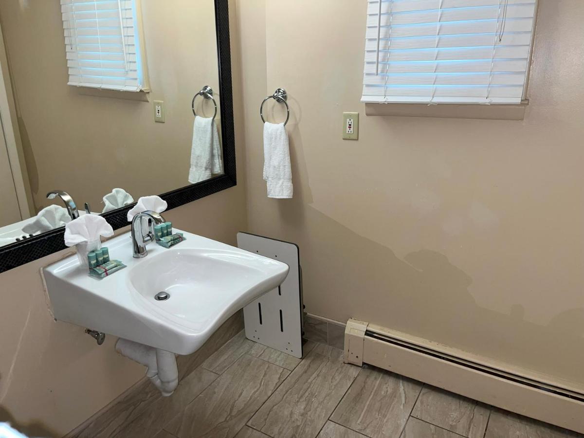 Queen Room with Two Queen Beds - Disability Access at New Englander Inn Bennington