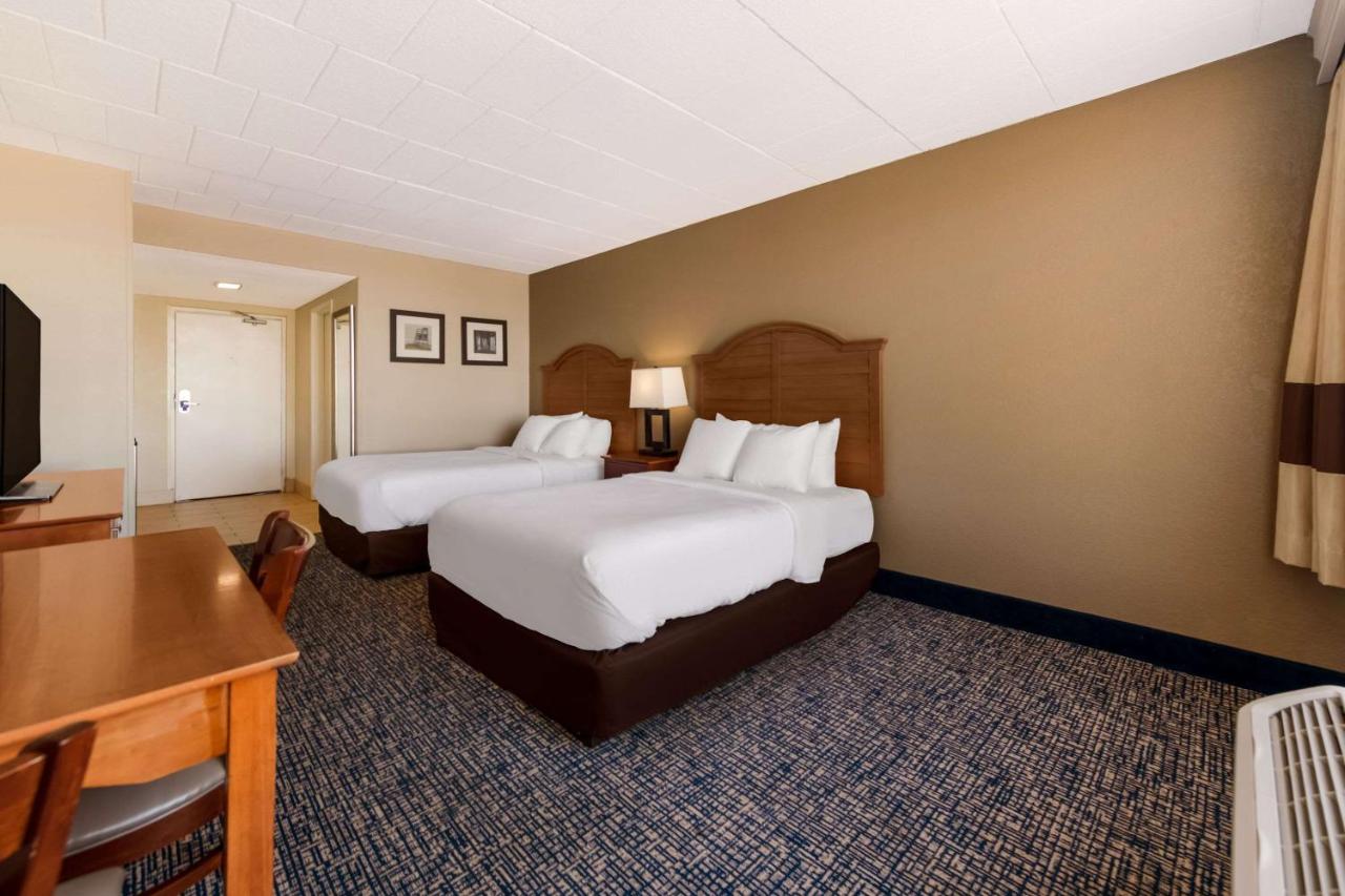 Room with Two Double Beds with Street View - Pet Friendly at Comfort Inn South Oceanfront