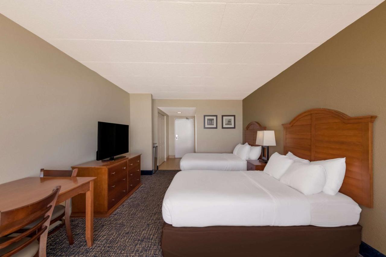 Room with Two Double Beds with Ocean View at Comfort Inn South Oceanfront
