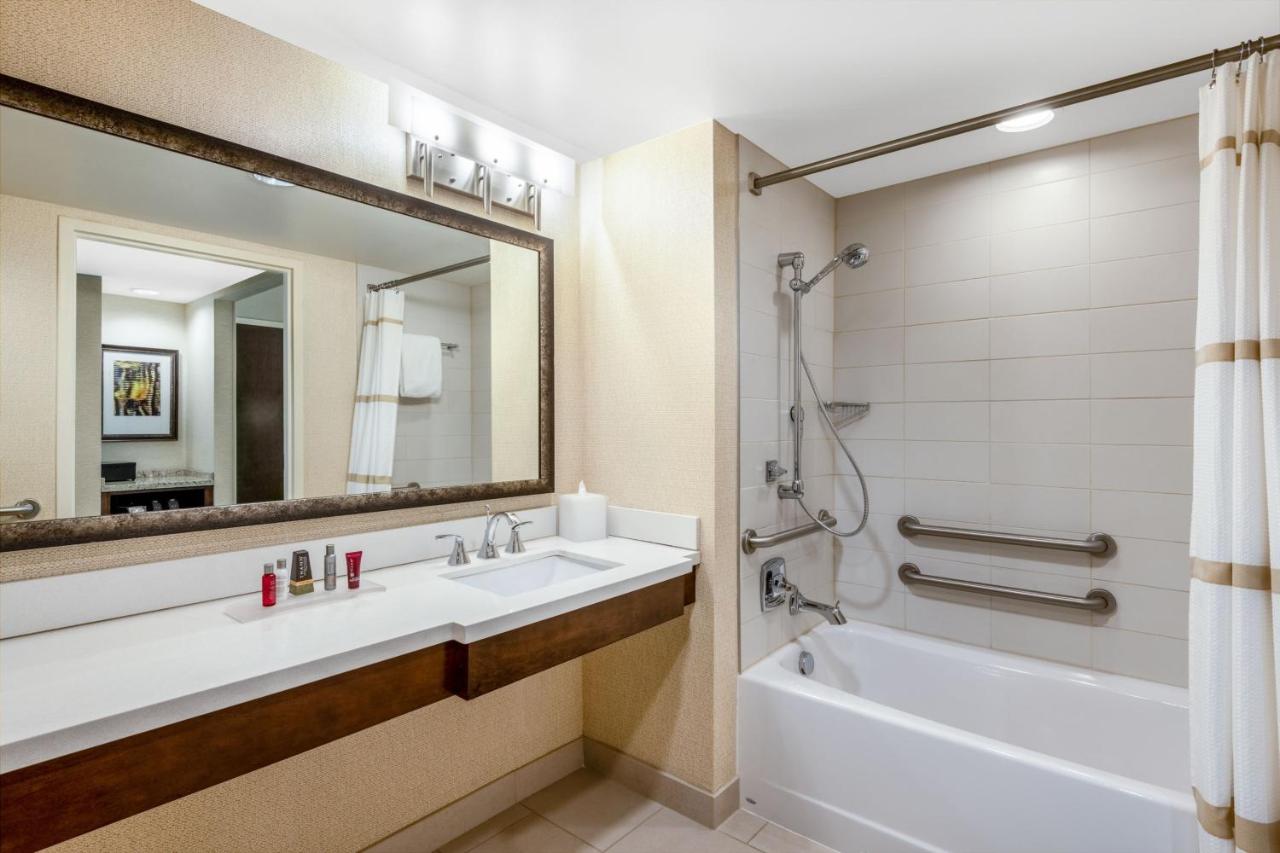 M Club level, Guest room, 2 Queen at Denver Marriott Westminster