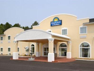 King Room - Non-Smoking at Days Inn & Suites by Wyndham Swainsboro