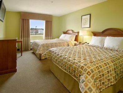Queen Room with Two Queen Beds - Non-Smoking at Days Inn & Suites by Wyndham Swainsboro