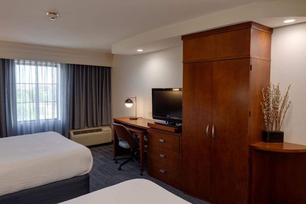 Queen Room with Two Queen Beds at Courtyard by Marriott Oklahoma City North/Quail Springs