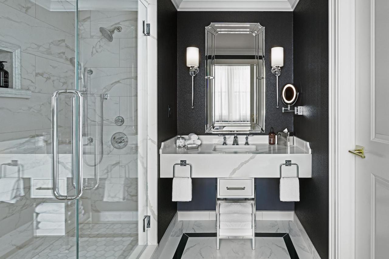Deluxe King Room with City View and Adapted Tub - Mobility Accessible at The LaSalle Chicago, Autograph Collection by Marriott