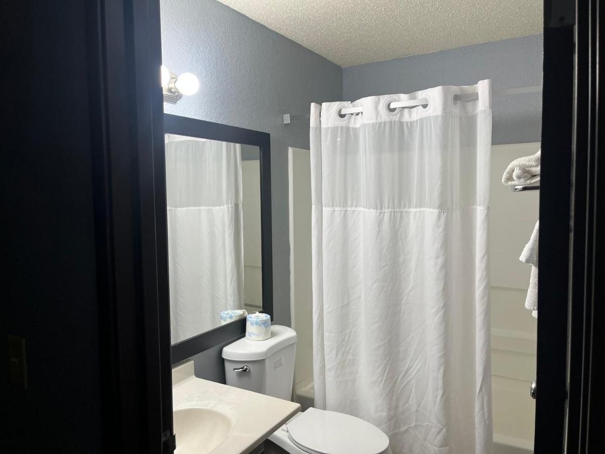 King Room - Non-Smoking at Rodeway Inn