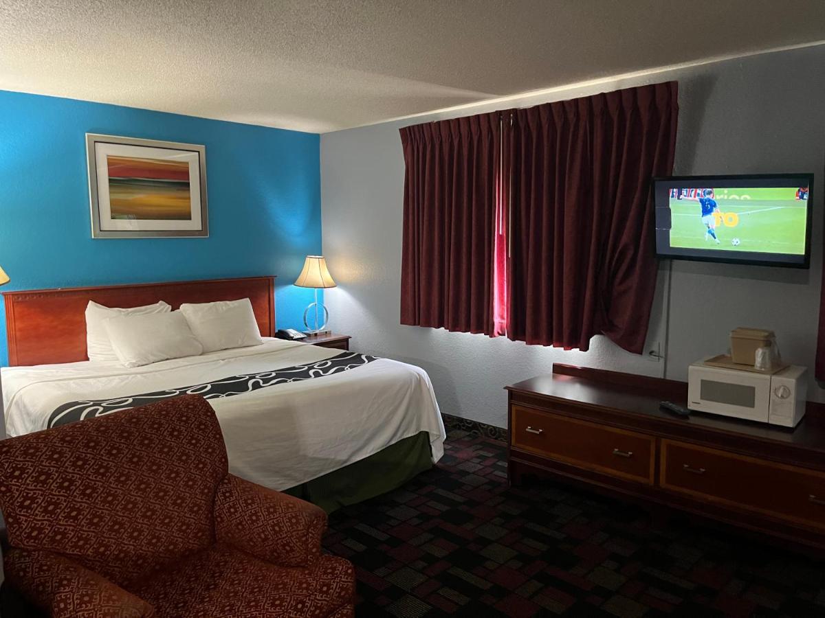 King Room - Disability Access/Non-Smoking at Rodeway Inn