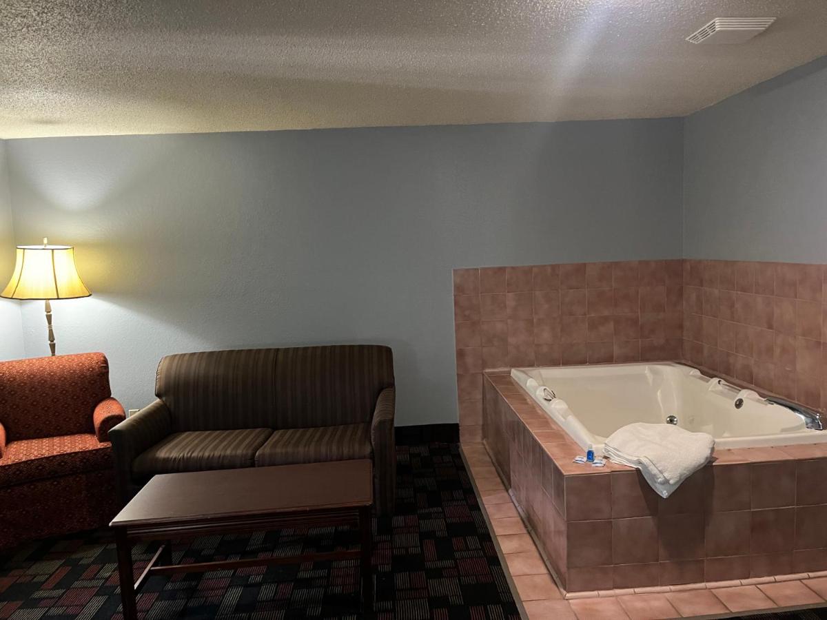King Room - Non-Smoking at Rodeway Inn