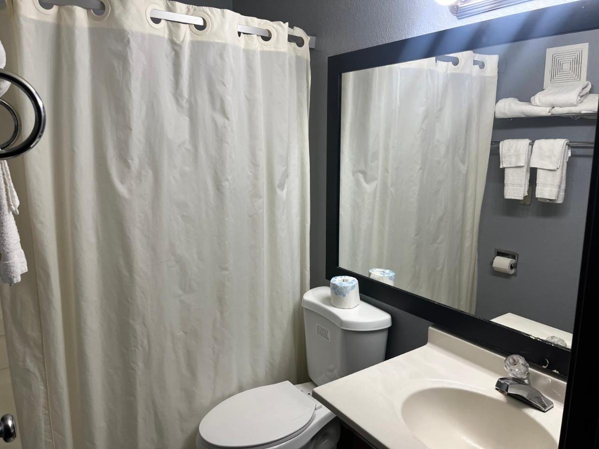 Family Room - Disability Access/Non-Smoking at Rodeway Inn