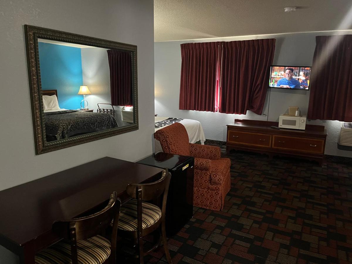 Family Room - Disability Access/Non-Smoking at Rodeway Inn