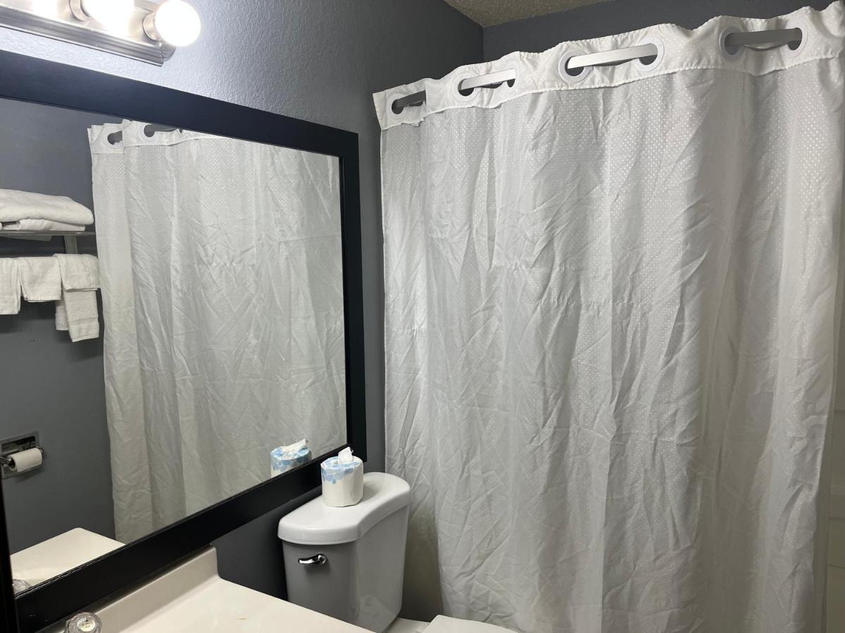 King Room - Disability Access/Non-Smoking at Rodeway Inn