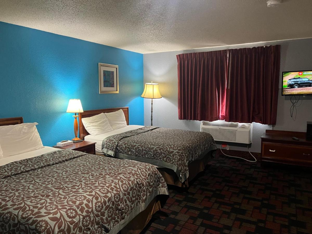Family Room - Disability Access/Non-Smoking at Rodeway Inn