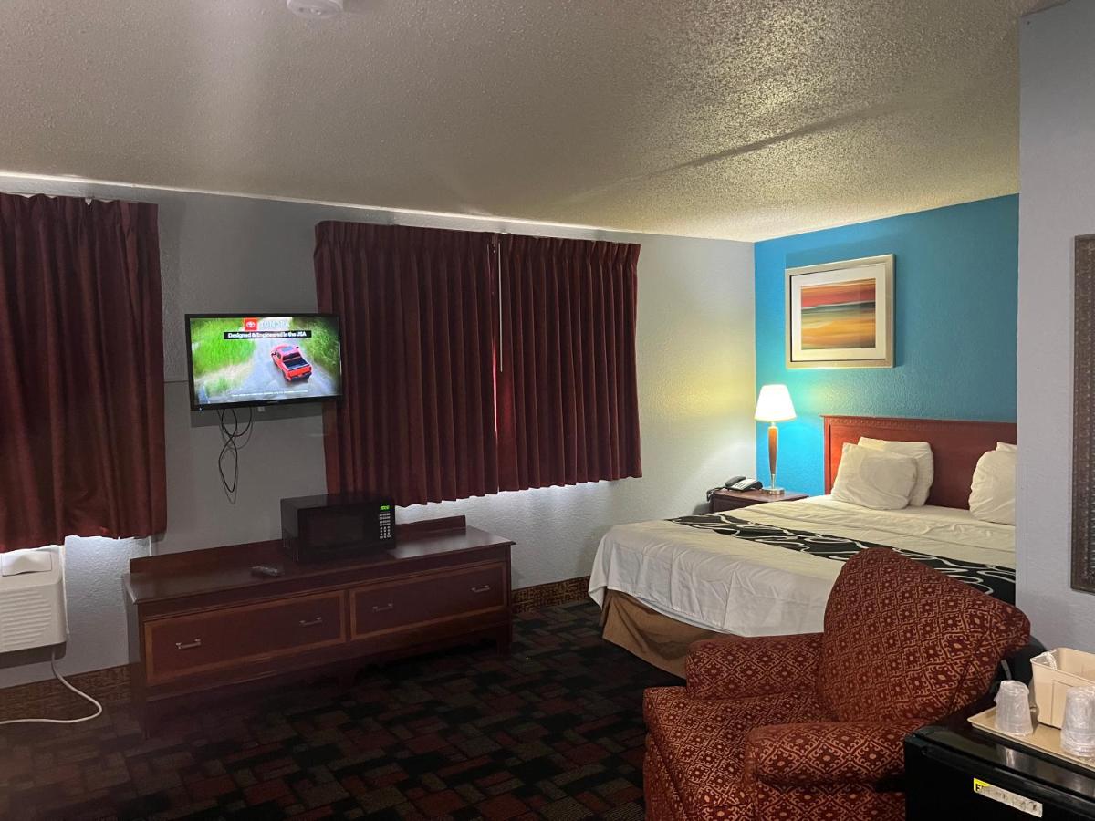 Family Room - Disability Access/Non-Smoking at Rodeway Inn