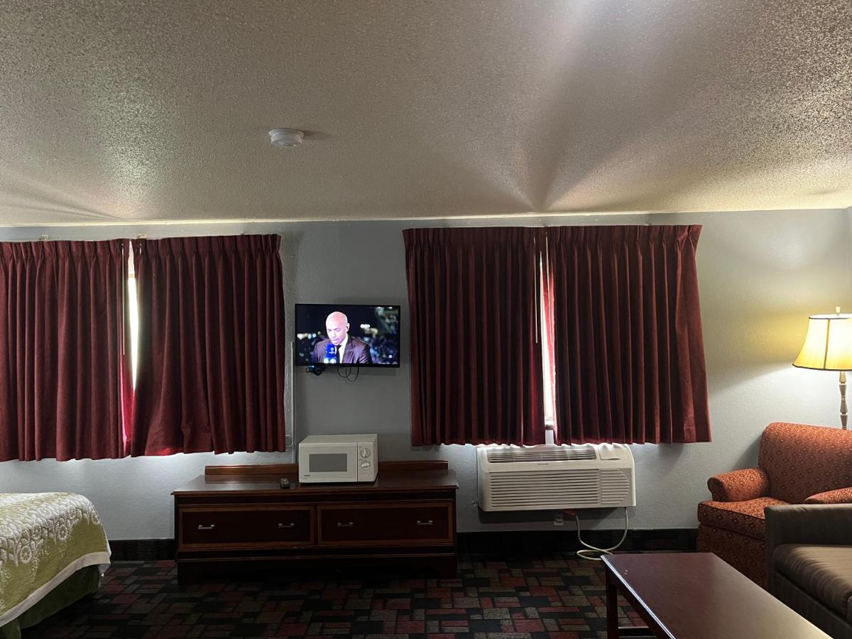 Family Room - Disability Access/Non-Smoking at Rodeway Inn