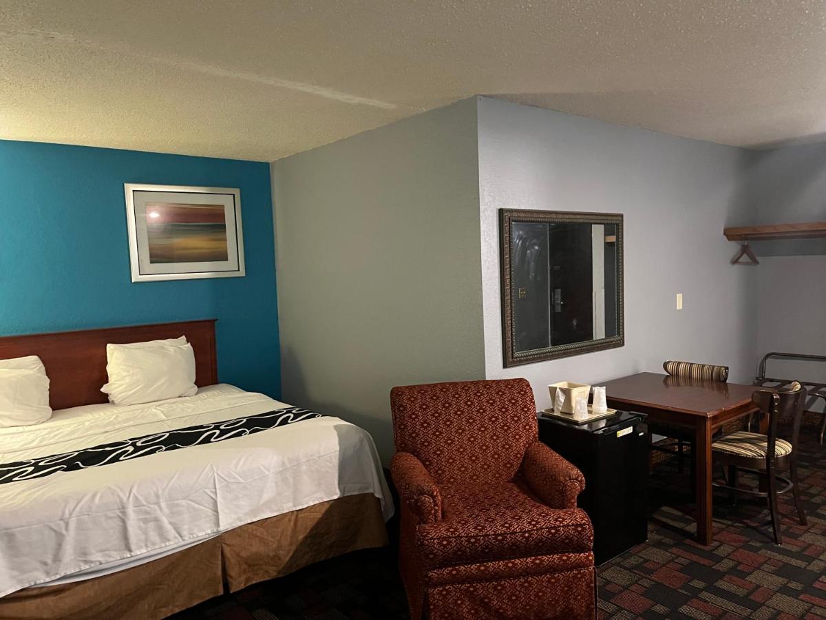 King Room - Non-Smoking at Rodeway Inn