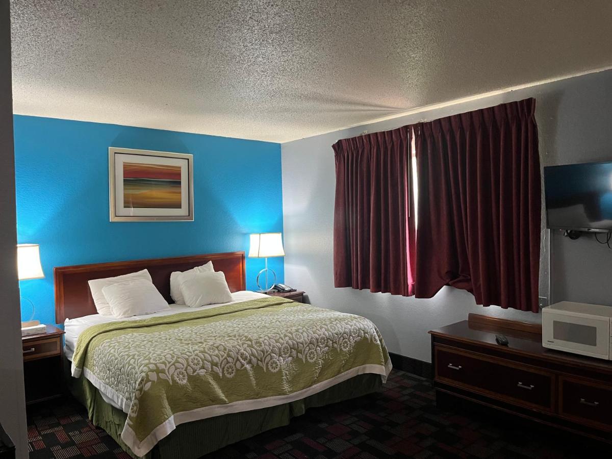 King Room - Non-Smoking at Rodeway Inn