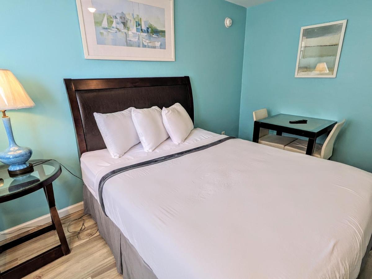 Standard Queen Room at Clarem Happy Days Inn