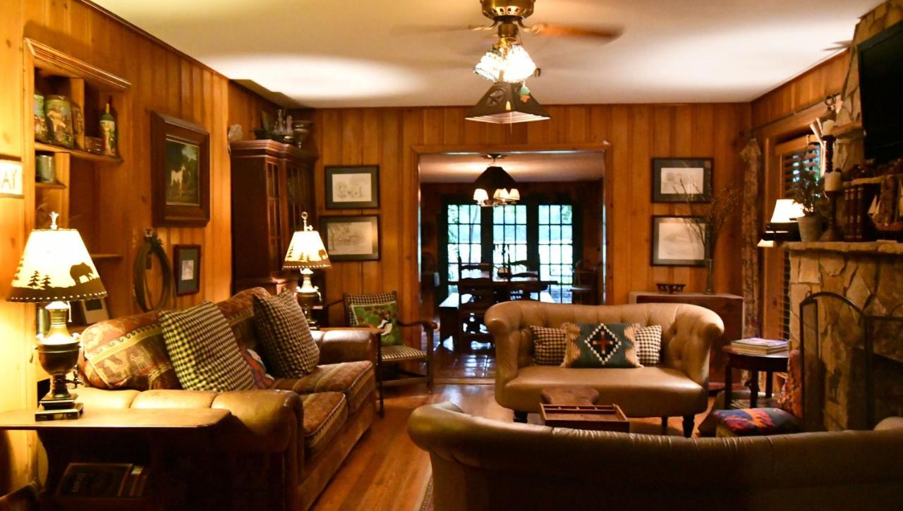 | Country Woods Inn