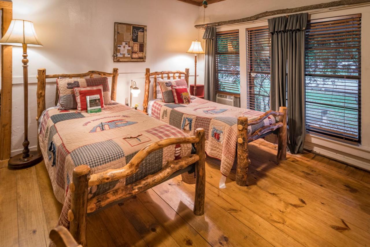 | Country Woods Inn