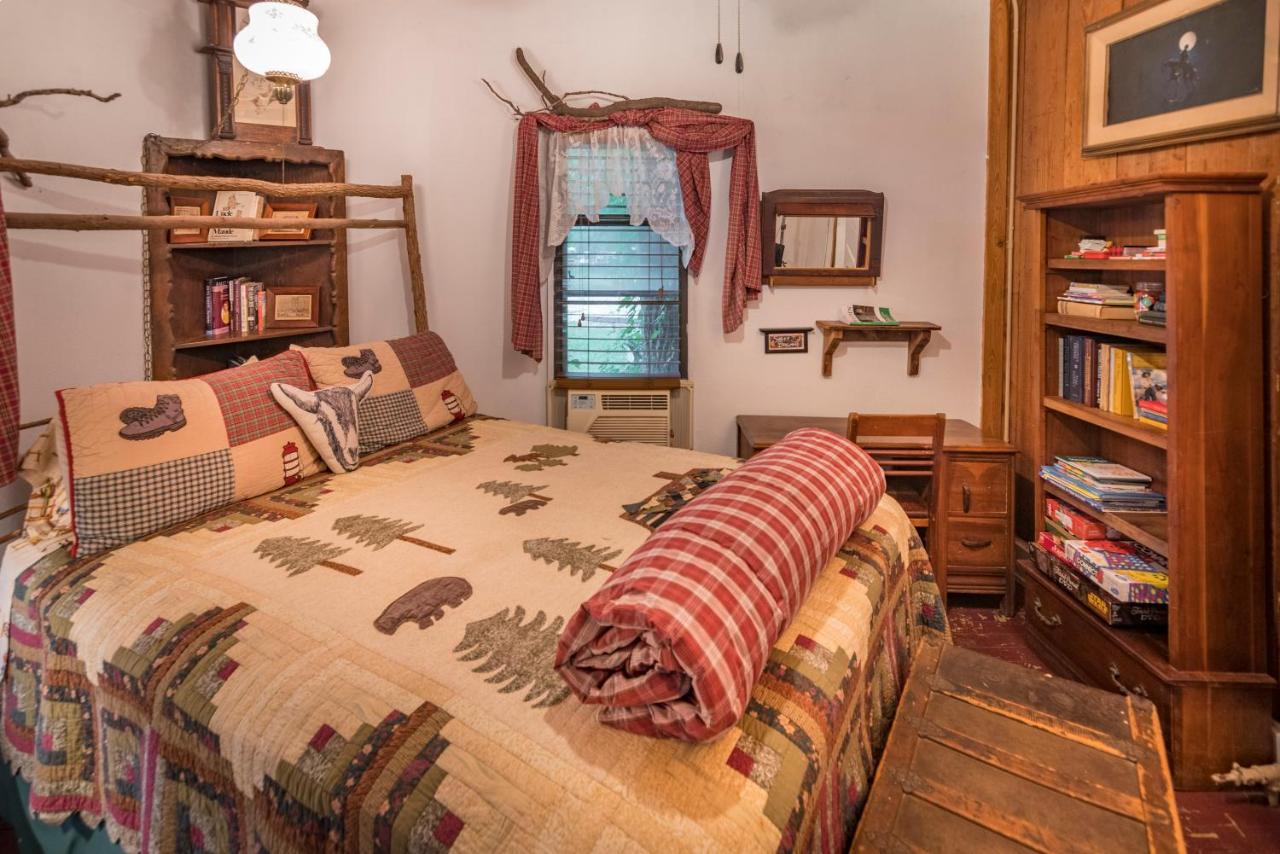 | Country Woods Inn