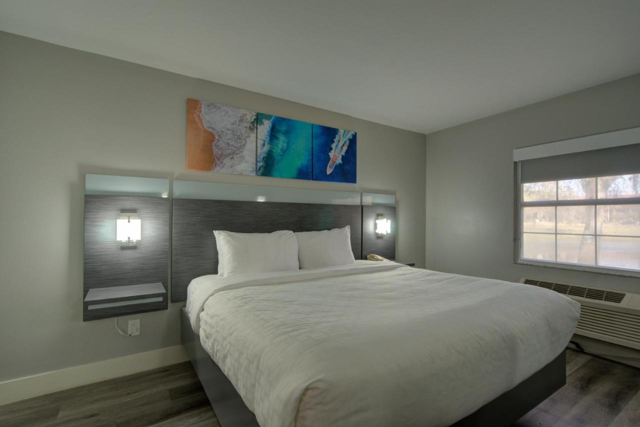 King Room - Accessible/Non-Smoking at Clarion Pointe Tampa-Brandon Near Fairgrounds and Casino