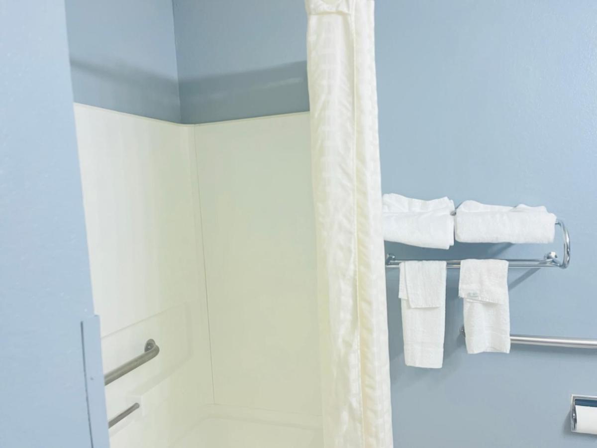 King Room - Disability Access/Non-Smoking at Rodeway Inn