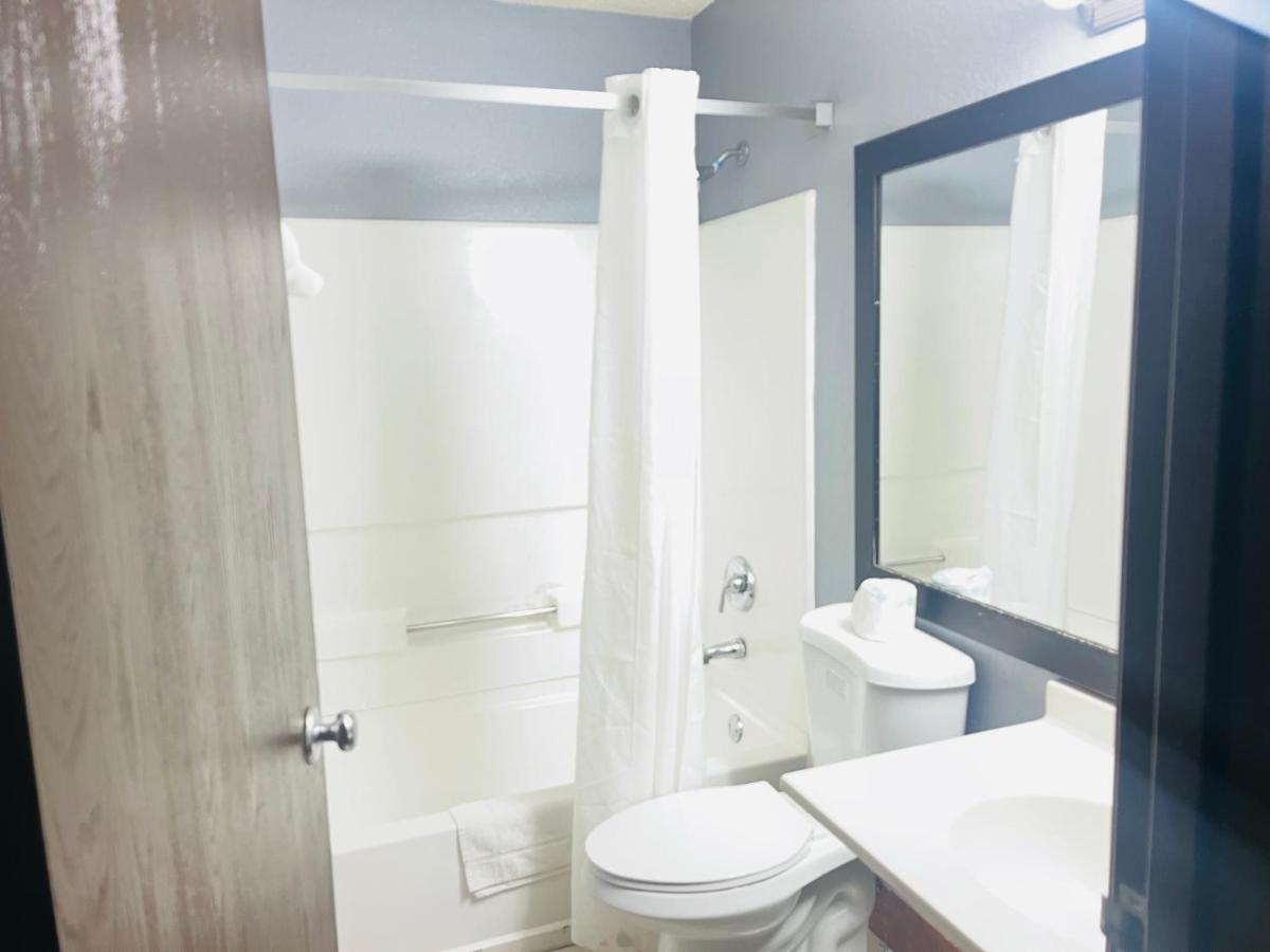 King Room - Disability Access/Non-Smoking at Rodeway Inn