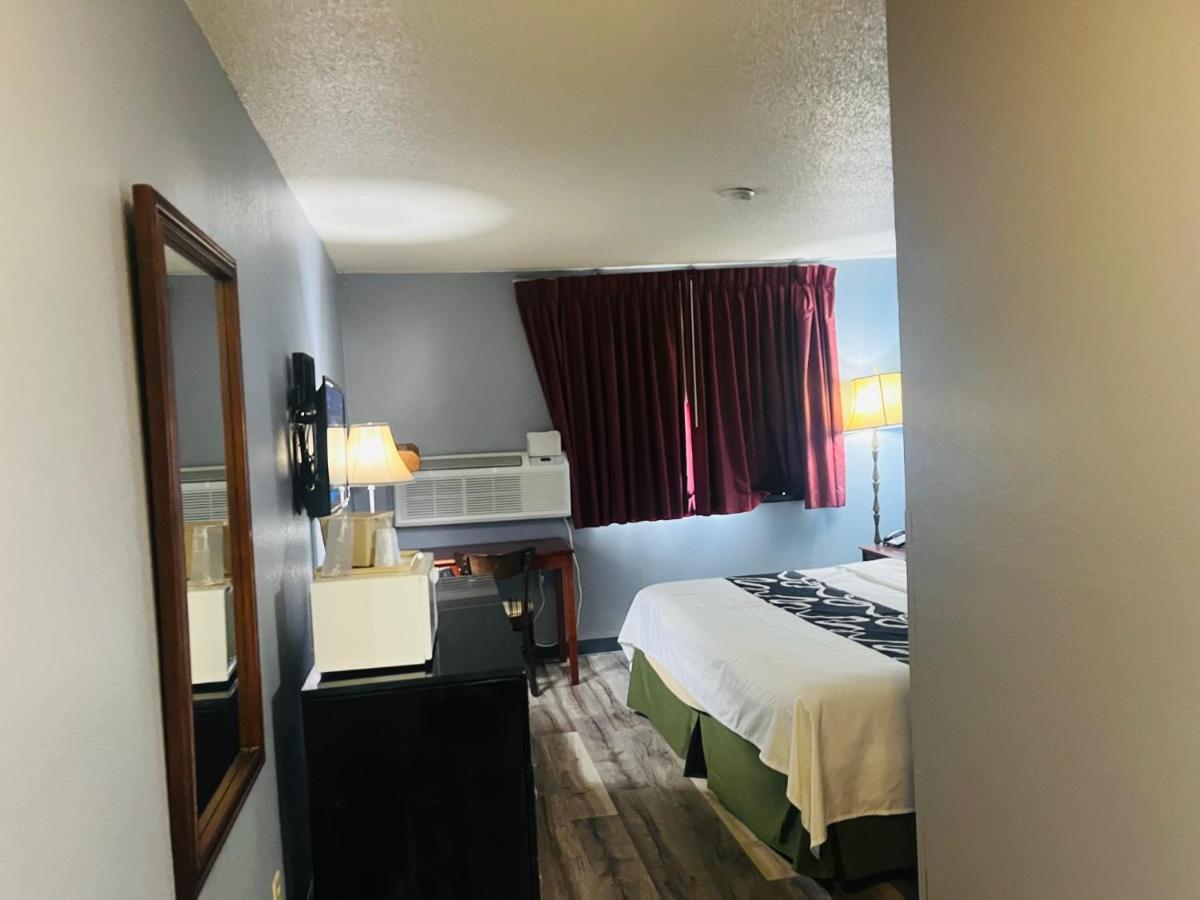 King Room - Disability Access/Non-Smoking at Rodeway Inn