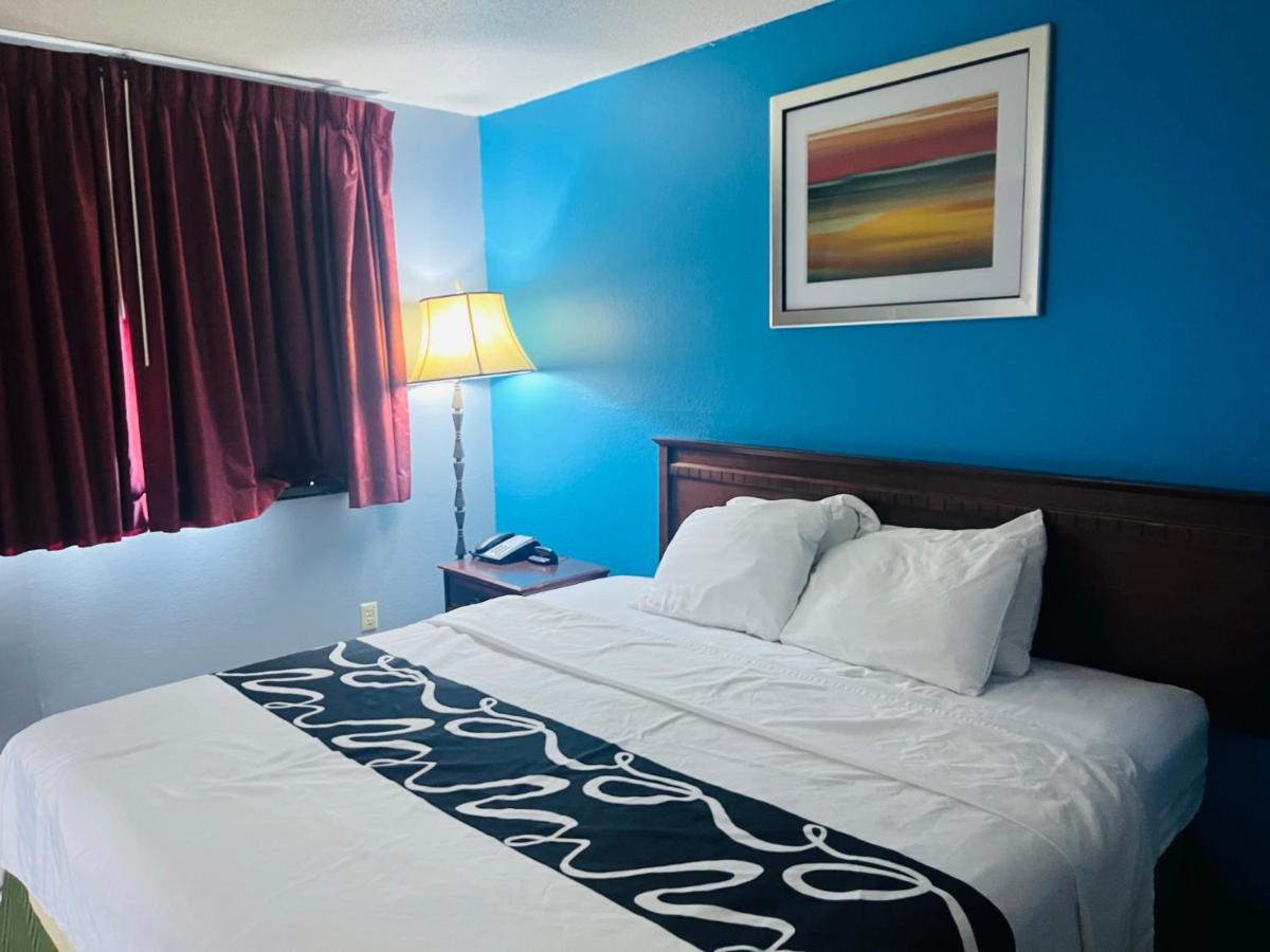 King Room - Disability Access/Non-Smoking at Rodeway Inn