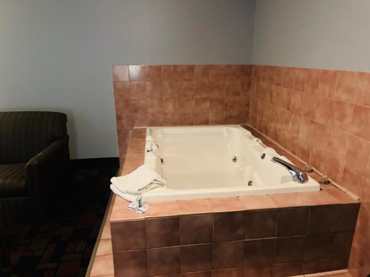 King Room - Disability Access/Non-Smoking at Rodeway Inn