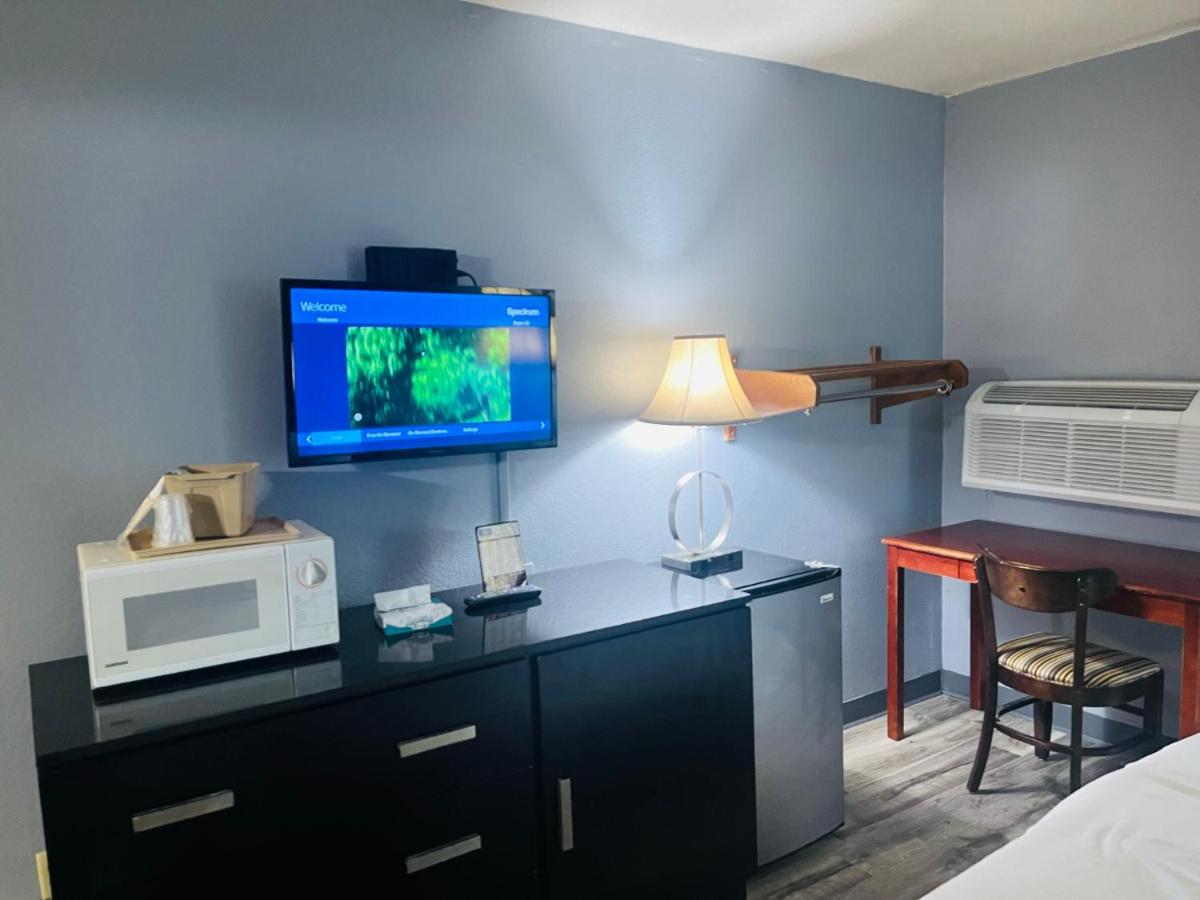 King Room - Disability Access/Non-Smoking at Rodeway Inn