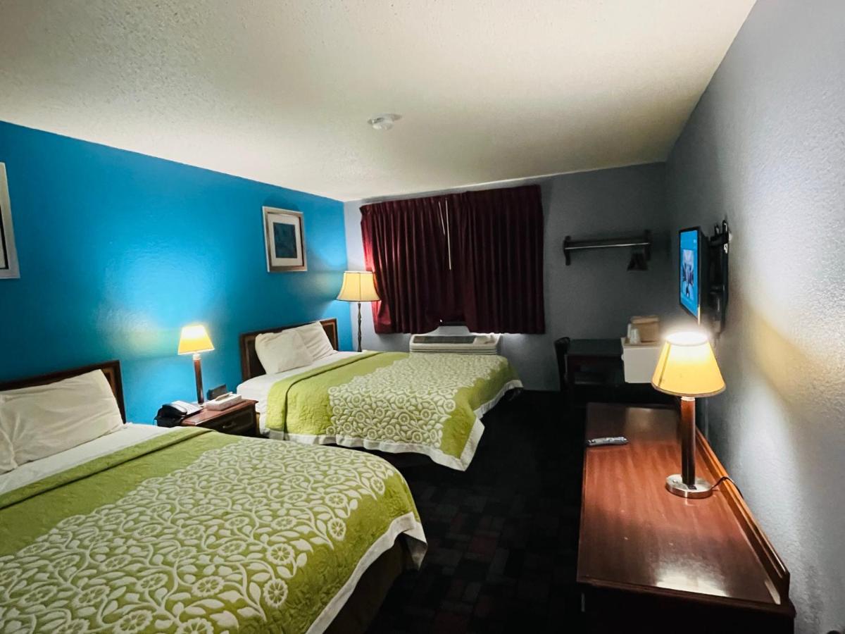 Family Room - Disability Access/Non-Smoking at Rodeway Inn