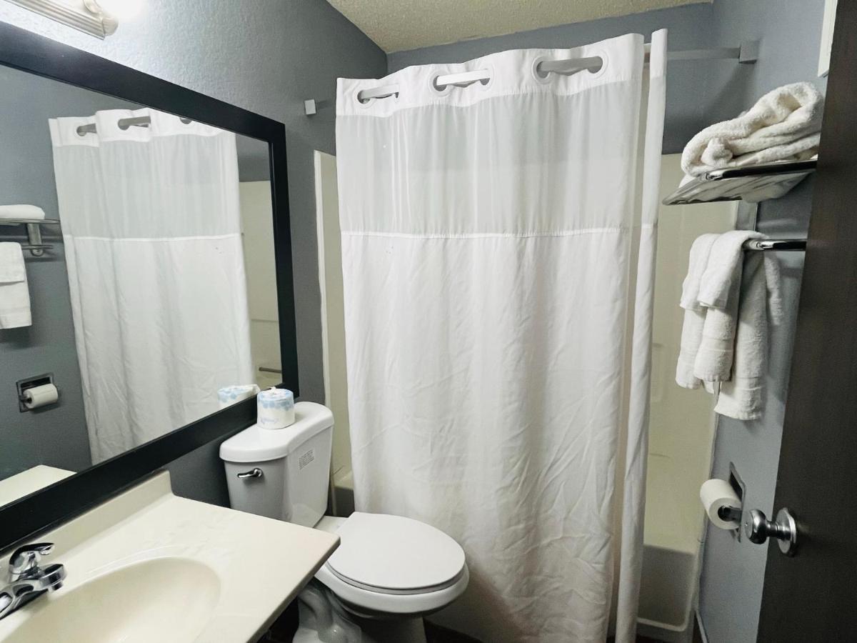 King Room - Disability Access/Non-Smoking at Rodeway Inn
