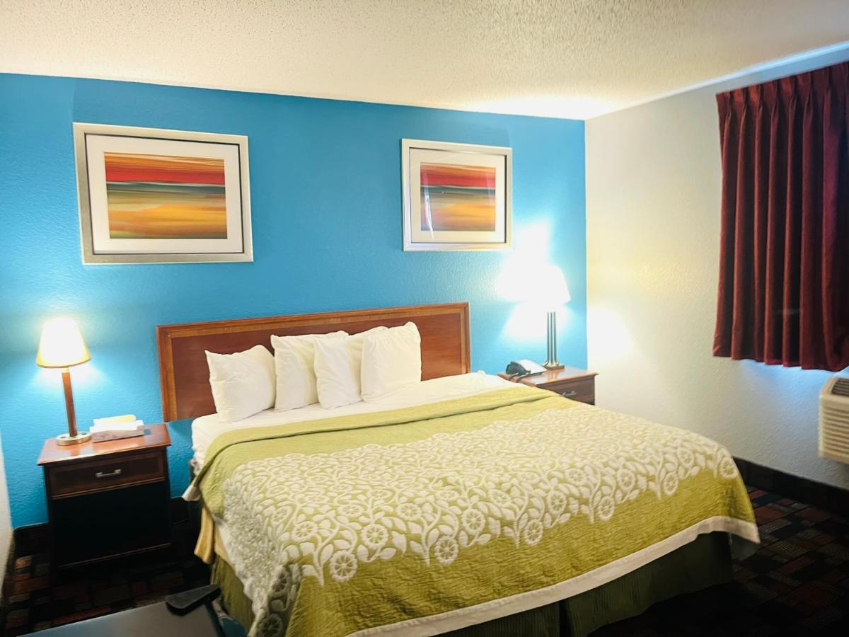 Family Room - Disability Access/Non-Smoking at Rodeway Inn