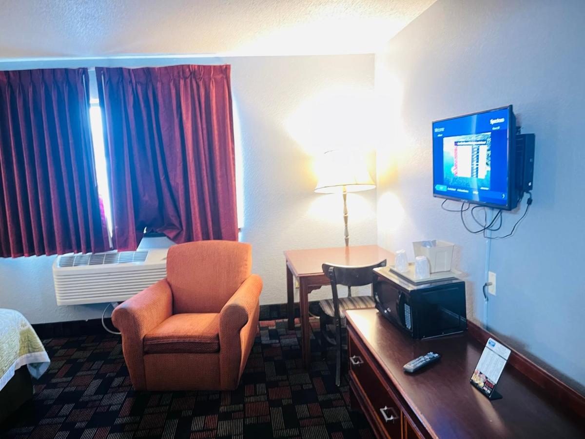 King Room - Disability Access/Non-Smoking at Rodeway Inn