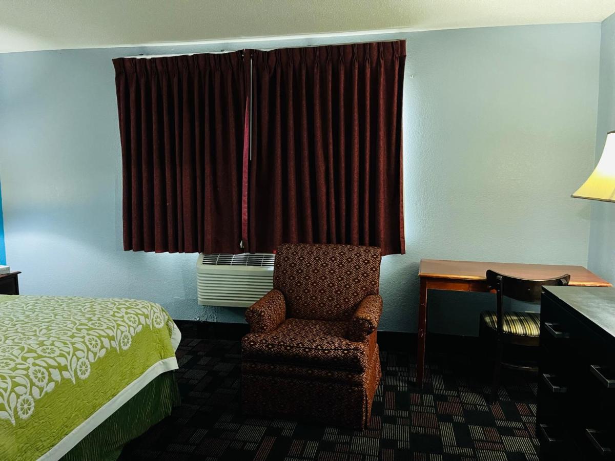 King Room - Disability Access/Non-Smoking at Rodeway Inn