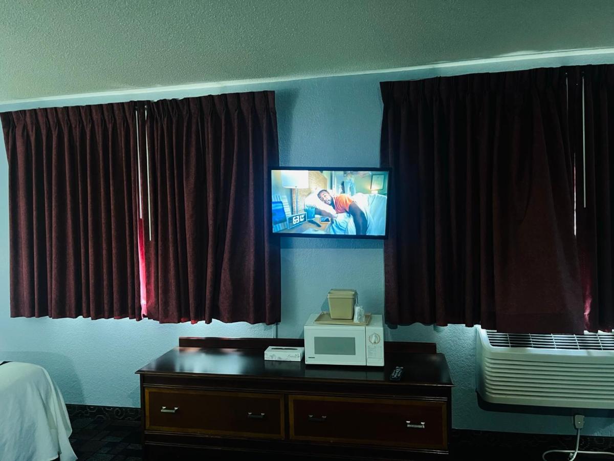 Family Room - Disability Access/Non-Smoking at Rodeway Inn