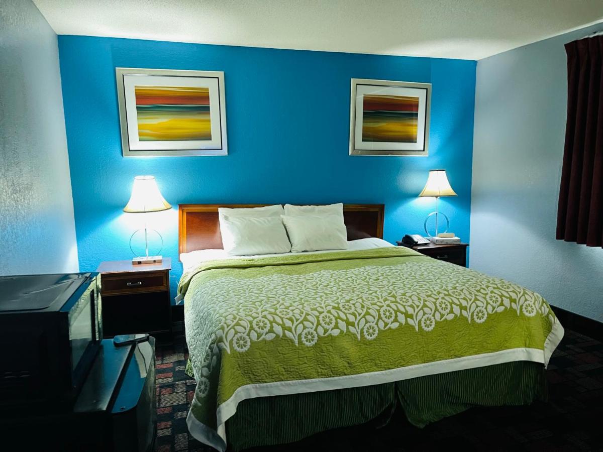 King Room - Disability Access/Non-Smoking at Rodeway Inn