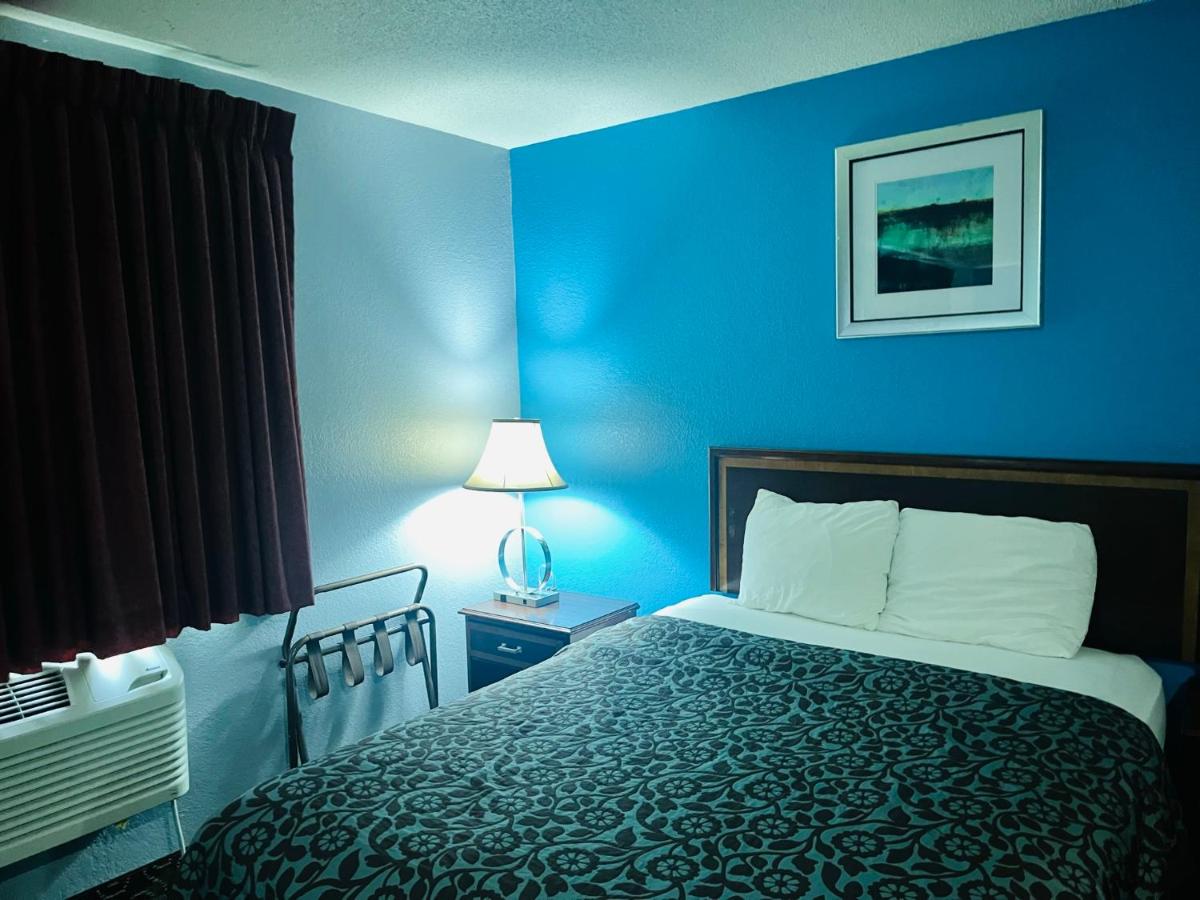 Family Room - Disability Access/Non-Smoking at Rodeway Inn