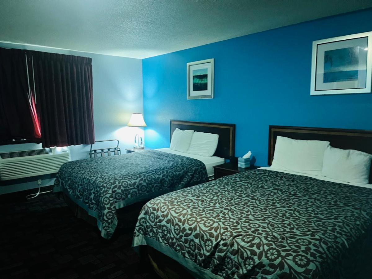 Family Room - Disability Access/Non-Smoking at Rodeway Inn